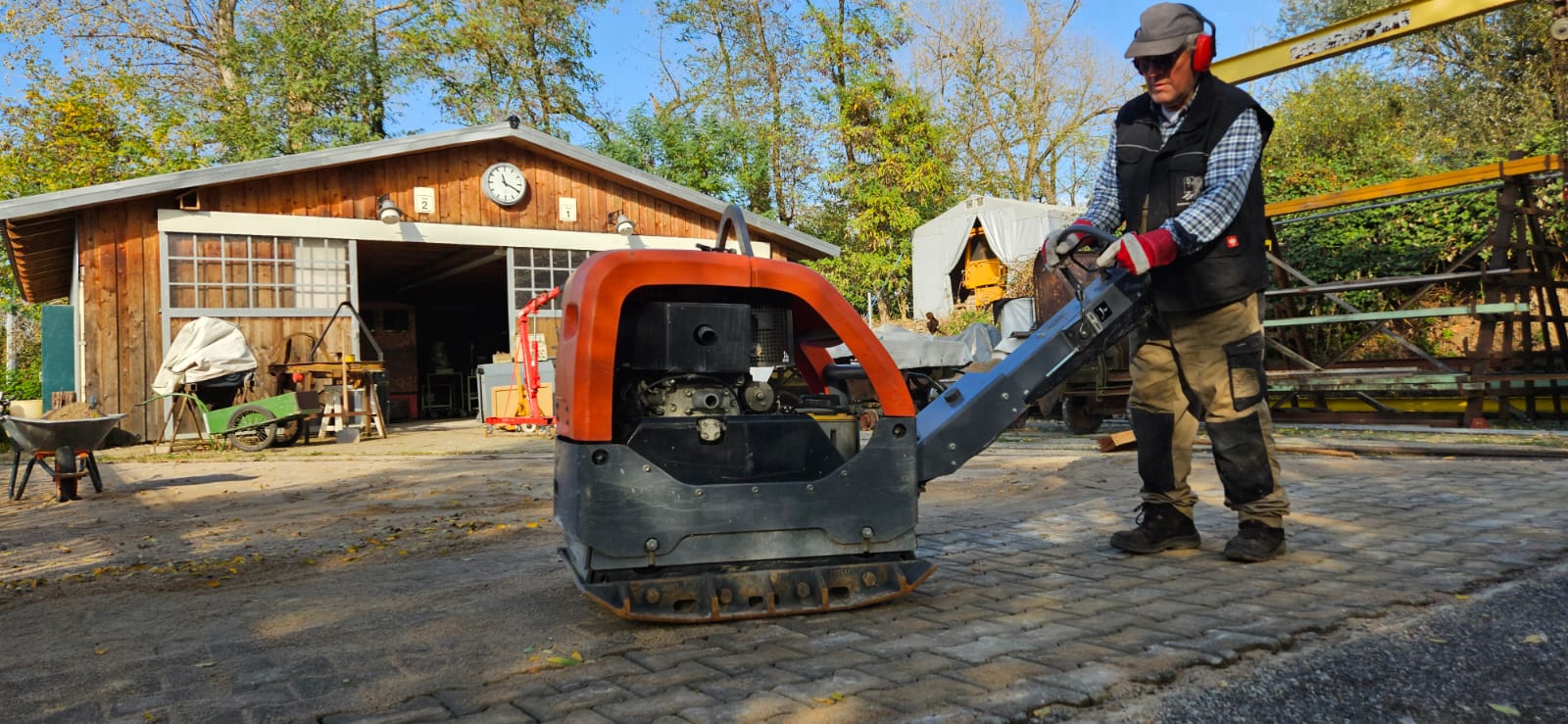 Fertigstellung Hallenvorplatz Fertigstellung Hallenvorplatz